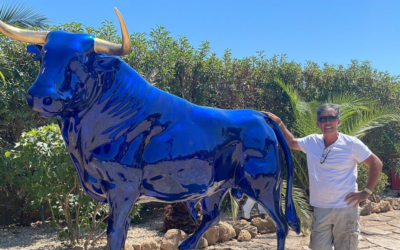 Escultura de toro con efecto sorpresa